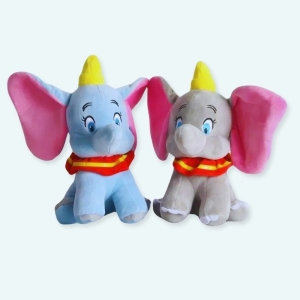 Dumbo le fameux éléphanteau volant est le doudou de compagnie idéal pour votre enfant, le lot de peluches éléphants est trop mignon, on aime leurs grandes oreilles roses et leurs petits chapeaux très rigolo, cela promet de belles aventures avec votre petit bout chou !
