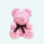 Cette peluche tendre est de couleur rose bonbon, cet adorable petit ours composé de roses veillera avec tendresse sur vos petites filles. Du chic, du raffinement et de la poésie pour le plus joli des oursons. Vous cherchez un cadeau qui fera plaisir à coup sûr ? Ne cherchez pas plus loin !