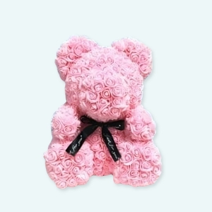 Cette peluche tendre est de couleur rose bonbon, cet adorable petit ours composé de roses veillera avec tendresse sur vos petites filles. Du chic, du raffinement et de la poésie pour le plus joli des oursons. Vous cherchez un cadeau qui fera plaisir à coup sûr ? Ne cherchez pas plus loin !