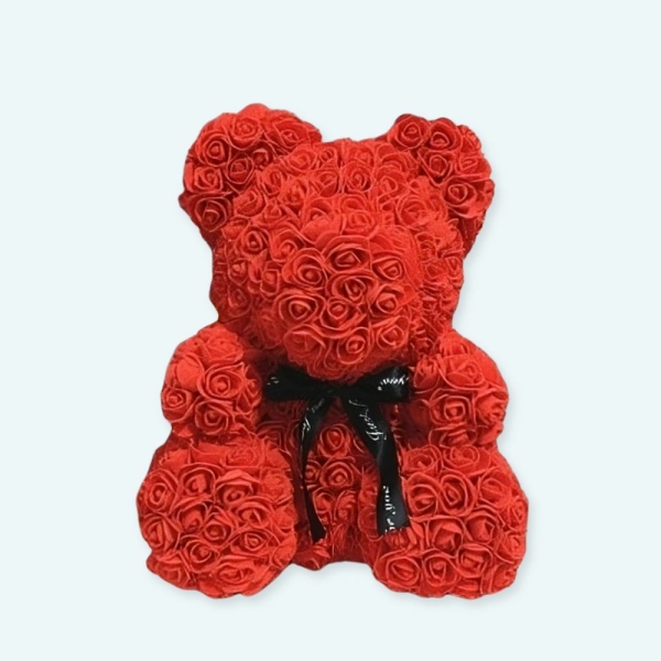 Cette peluche représente un nounours vêtu de petites fleurs rouges incrustées sur son pelage. Romantique, ce doux nounours fera le bonheur des amoureux. La peluche ours en fleurs rouges est le meilleur cadeau pour les anniversaires, la Saint-Valentin, les mariages ou encore la fête des mères.