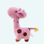 Cette adorable girafe est de couleur violette avec des petites tâches noires, elle affiche un adorable sourire et a une petite queue très rigolote! Très douce et élégante, la peluche est idéale pour votre petite fille ou petit garçon. Cette peluche est tellement douce et câline que votre enfant ne voudra plus la lâcher !