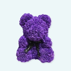 Offrez cet ours en peluche composé de fleurs violette, existe en deux tailles, à votre cher et tendre. Voici l'un des ours les plus adorables que vous n'ayez jamais vus. Le pelage est une extrême douceur pour des moments câlins sans fin dans les bras de la personne que vous aimez.