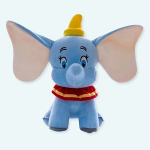 Cette magnifique peluche représente Dumbo l'éléphant. Le petit éléphant aux grandes oreilles qui lui permettent de voler. Ce héros Disney deviendra le nouveau meilleur copain de votre petit bambin. Dumbo est une peluche adorable et câline que les enfants vont adorer. Parfait pour les câlins, ce qui en fait un excellent compagnon pour le coucher.