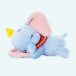 La sieste s'annonce calme et reposante avec cette magnifique peluche de notre ami Dumbo l'éléphant qui est déjà entrain de dormir. Une peluche toute douce et toute mignonne que votre enfant va adorer. Dumbo est un personnage classique qui a été aimé par les enfants depuis des générations. C'est le cadeau idéal pour toute occasion.
