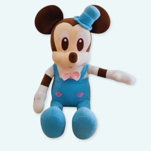 Cette peluche est la fameuse souris Mickey Mouse. Notre petite souris préférée vêtu d'une salopette et d'un joli chapeau bleu. Mickey est le compagnon idéal pour tous les moments de la vie. Vos enfants adorent Mickey ? Eh bien, ils peuvent maintenant l'emmener partout où ils vont avec cette adorable peluche Mickey Mouse !