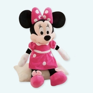 Cette peluche est la souris Minnie Mouse, la femme de Mickey tout en rose. Un des personnages emblématique de Disney. La petite souris trop mignonne que tout le monde adore vêtue cette fois tout de rose pour une ambiance girly. Elle peut être la meilleure amie de votre enfant !