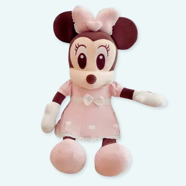 Cette douce peluche est le personnage emblématique de Disney, la souris Minnie Mouse. L'amoureuse de Mickey est ici tout en rose. Une mignonne petite souris à qui ont a envie de faire des câlins et avec qui on voudrait jouer toute la journée. Parfaite pour toute petite fille qui aime tout ce qui est rose.