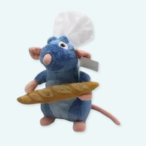 Le rat que tout le monde adore, tout droit sorti du film Ratatouille, le rat Rémy. Une magnifique peluche toute douce de notre ami tenant une baguette de pain dans sa petite patte. Passez des moments exquis avec cette jolie peluche Ratatouille. Voici le nouveau membre de votre famille, la peluche Ratatouille !