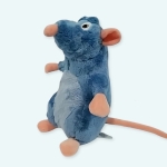 Rémy c'est le rat de Ratatouille ! Une peluche toute douce et trop mignonne de notre petit rat d'égout préféré. Revivez les aventures du chef et créez-en de nouvelles avec votre peluche Ratatouille de 25cm. Ratatouille est le choix idéal ! Commandez votre peluche Ratatouille dès aujourd'hui !