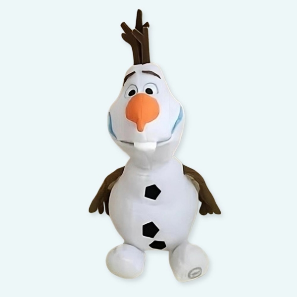 Cette magnifique peluche en coton est notre ami bonhomme de neige Olaf de La Reine des Neige. Votre enfant est fan de ce dessin animé ? Il rêve forcement d'avoir Olaf comme ami ! Réalisez son rêve en lui offrant cette joli peluche. Cette Peluche bonhomme de neige Olaf est conçu pour durer.