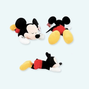 Cette peluche sera le nouvel oreiller de votre enfant. La souris Mickey est déjà en position pour dormir. Elle accompagnera votre enfant dans ses siestes et ses douces nuits. Cet adorable oreiller a la forme de la souris préférée de tous, Mickey Mouse, et est parfait pour la sieste. Disponible sur notre site.