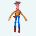 Une poupée peluche plus vrai que nature, de Woody, notre héros de Toy Story. Woody porte sa tenue emblématique et un chapeau amovible. Il est tout doux et sera le compagnon de jeux idéal pour maintenir l'ordre dans le coffre à jouer et toujours là pour aider ses amis.