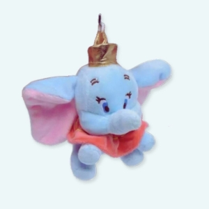 Une adorable petite peluche porte-clé Dumbo. Notre ami l'éléphant est trop mignon avec son petit chapeau doré. Emportez cette peluche toute douce partout avec vous accrochée à votre sac ou à vos clés. Découvrez notre adorable petit porte-clés en peluche Dumbo ! Ce charmant porte-clés représente Dumbo, l'éléphant volant préféré de tous.
