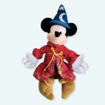 Cette peluche tout droit sortie du chef d'oeuvre de Walt Disney Fantasia est notre amie la souris Mickey Mouse. Avec son chapeau et sa cape de sorcier Mickey peut combattre le mal. Mickey Fantasia est détaillé jusqu'à son pantalon et ses chaussures rouges, sa chemise violette et ses gants blancs.