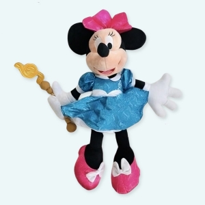 Cette peluche tout droit sortie du chef d'oeuvre de Walt Disney Fantasia est notre amie la souris Minnie. Avec sa baguette magique Minnie est la plus mignonne des petites sorcières. Votre enfant va adorer la compagnie de cette peluche Minnie Fantasia. Votre fille va s'amuser tout le temps avec cette peluche.