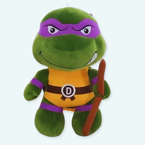 Cette peluche tortue est une tortue pas comme les autres, c'est une Tortue Ninja. La célèbre Tortue Ninja Donatello ! Reconnaissable par son bandana violet sur les yeux et son arme le Bô, un bâton en bambou utilisé dans plusieurs arts martiaux.