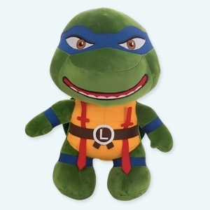 Cette peluche tortue est une tortue pas comme les autres, c'est une Tortue Ninja. La célèbre Tortue Ninja Leonardo ! Reconnaissable par son bandana bleu sur les yeux et ses Katanas, son arme de prédilections, l'arme légendaire des ninjas. Les tortues ninja sont de retour avec cette peluche de Leonardo !