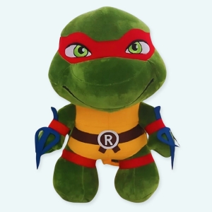 Cette peluche tortue est une tortue pas comme les autres, c'est une Tortue Ninja. La célèbre Tortue Ninja Raphael ! Reconnaissable par son bandana rouge sur les yeux et les saï, son arme de prédilection. Raphael, la tortue la plus audacieuse et la plus rebelle du groupe, est prête à tout pour défendre sa famille.