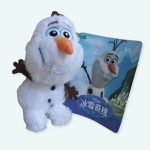Cette petite peluche toute douce est le bonhomme de neige Olaf du dessin animé La Reine des Neiges. Un petit pendentif que vous pouvez accrochez partout grâce à sa chaine ou à sa ventouse. Il s'agit d'un charmant petit Olaf en peluche avec un pendentif doré autour du cou.