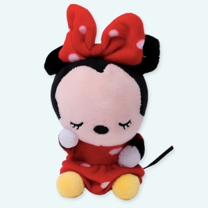 Notre amie la petite souris Minnie est si mignonne en porte-clé. On a envie de la serrer fort contre nous. Grâce à sa petite chainette au-dessus de la tête, vous pourrez emmener cette peluche trop mignonne partout avec vous. De plus, il constitue un excellent cadeau pour tout enfant qui aime Minnie Mouse.