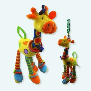 Cette peluche girafe est un hochet avec un anneau en caoutchouc sur la tête. Une peluche jouet idéale pour l'éveil de votre enfant avec toutes ses couleurs et son petit bruit de clochette. Voici le nouveau membre de la famille, la peluche Girafe ! Cette peluche est parfaite pour votre petit.