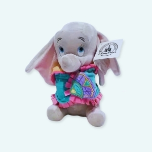 Une peluche de Dumbo adorable ! Un bébé éléphant trop mignon emmitouflé dans une petite couverture bleu.  Sa couverture est amovible. Cette peluche Dumbo est un magnifique doudou en forme de l'adorable petit éléphant de Disney. Il est extrêmement doux et huggable, et il est sûr de devenir un favori instantané avec les enfants.