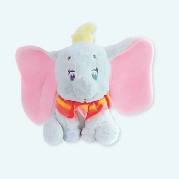 Cette adorable peluche est notre ami Dumbo l'éléphant. Une peluche vraiment très douce et trop mignonne. On a envie de lui faire pleins de câlins et de jouer des heures entière avec. Elle est également livrée dans une jolie boîte cadeau, ce qui en fait un cadeau parfait pour toute occasion !