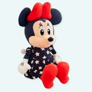 Une adorable peluche Minnie Mouse avec une robe bleu ciel étoilé. Une peluche disponible en plusieurs tailles, du petit format jusqu'a 1m35 pour une peluche à taille humaine. Peluche Minnie mouseienne de Disney, avec robe en tissu rose avec une étoile glitter sur le devant.