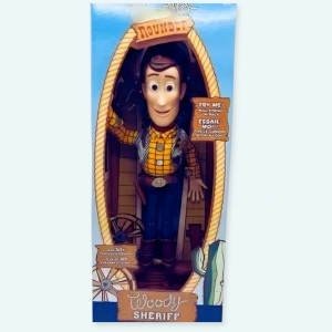 Cette peluche poupée est l'originale de Woody dans le dessin animée Toy Story. Un jouet peluche que tous les enfants ont toujours rêvé d'avoir. Elle est vendue dans sa boite comme on le voit dans le film ou seule.