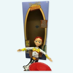Cette peluche poupée Jessie est l'originale dans le dessin animée Toy Story. Un jouet peluche que tous les enfants ont toujours rêvé d'avoir. Elle est vendue dans sa boite comme on le voit dans le film ou seule. C'est la peluche parfaite pour votre enfant !