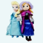 Votre enfant est fan de la Reine des Neiges ? La peluche de ses princesses préférées Elsa et Anna, réunis pour de beaux enchantements glacés. Elsa et Anna sont deux des princesses les plus emblématiques de la célèbre franchise cinématographique Frozen de Disney. La peluche parfaite pour les petites princesses !