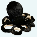 Voici la peluche pieuvre noire trop mignonne, la peluche qui adore les câlins ! Elle vous enlace de ses tentacules et ne vous lâche plus ! De grands moments de tendresse assurés ! Peluche pieuvre noire trop mignonne, trop mignonne pour être vraie !