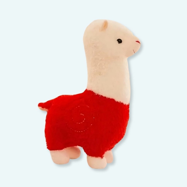 La peluche lama alpaga rouge est si douce et câline ! Elle aime beaucoup partir en voyage pour découvrir le monde, et surtout aime être avec ses copains ! Montez sur son dos et en route pour l'aventure !