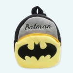 Un sac à dos en peluche à l'effigie de Batman. L’arrière du sac à dos est fait dans une matière respirante et conçue pour soulager la pression du dos de votre enfant. Le sac à dos en peluche Batman est un sac à dos en tissu pelucheux avec des finitions brodées.