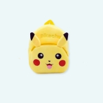 Votre enfant est fan de l'univers Pokémon ? Il va adorer ce sac en peluche à l'image de Pikachu. Avec son design mignon et adorable, ce sac est parfait pour transporter les affaires de votre enfant partout. Le sac est fait en peluche, ce qui le rend confortable à porter et facile à nettoyer !