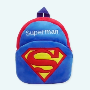 Un sac à dos en peluche à l'effigie de Superman. L’arrière du sac à dos est fait dans une matière respirante et conçue pour soulager la pression du dos de votre enfant. Le sac à dos Superman en peluche est parfait pour les petits fans de Superman.