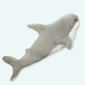 Peluche requin géant gris avec un fond gris.