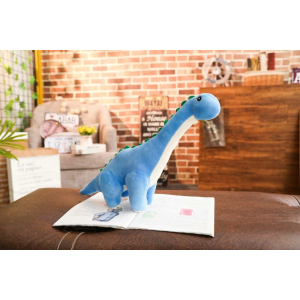 Peluche dinosaure bleu dans un salon sur une table
