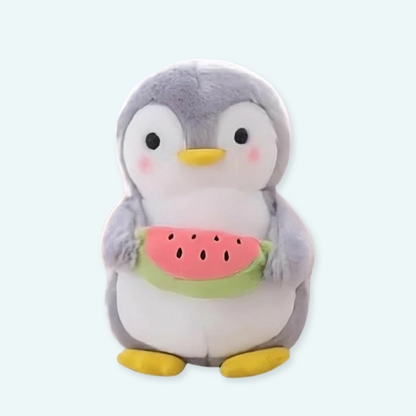 Voici la peluche pingouin pastèque, qui adore manger ! Elle aime manger de tout et le moment du repas est son moment préféré de la journée ! Elle aime aussi beaucoup les enfants, et surtout leur faire de gros câlins ! Ce petit pingouin en peluche est un délice pour toute la famille !