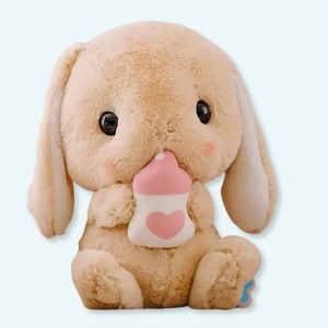 Voici la peluche lapin avec biberon qui est adorable ! Elle peut faire penser à un bébé, qui n'attend qu'une maman ou un papa pour l'aimer de tout son cœur et l'accompagner toute sa vie ! Cette peluche est un lapin avec un biberon.