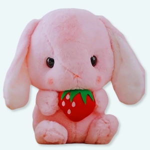 Voici la peluche lapin fraise ! Vous l'aurez deviné, elle adore ce fruit ! Elle aime particulièrement les fraises des bois, et aime donc se promener dans la forêt pour en trouver et se faire un bon petit goûter ! Si vous l'accompagnez, elle partagera peut-être avec vous !