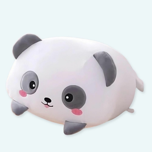 Voici la peluche oreiller panda qui est à croquer ! Cette peluche adore faire de gros câlins et de gros bisous aux enfants, et aime rester à leurs côtés toute leur enfance ! Ce grand oreiller est parfait pour les enfants qui aiment les pandas ! Il est doux et moelleux...