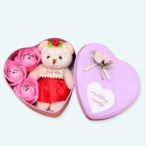 Découvrez notre magnifique peluche ours rose coffret amour, qui est toute douce ! Elle est remplie d'amour et adore être offerte à la Saint Valentin, en symbole de l'amour que vous portez pour la personne à qui vous l'offrez ! C'est une super idée de cadeau pour offrir à votre amour !