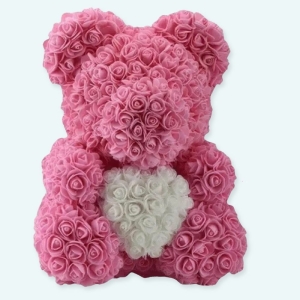 La peluche ours roses roses est trop mignonne ! Avec son petit cœur dans les mains, elle symbolise tout l'amour que vous portez pour votre partenaire, et lui fera réaliser à quel point vous tenez à lui/elle ! Peluche ours rose est une peluche de haute qualité en tissu doux et pelucheux.