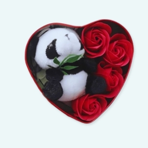 Voici la peluche panda coffret rouge Saint Valentin, qui est trop mignonne ! Cette peluche vous permettra de montrer la force des sentiments que vous ressentez pour la personne à qui vous l'offrirez ! C'est un super cadeau pour offrir, pour faire votre demande tout en étant original et mignon !