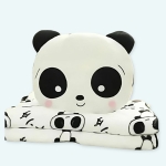 Voici la peluche panda timide avec couverture, qui est si mignonne ! Elle cache une couverture toute douce et trop jolie, qui vous permettra de tenir votre enfant bien au chaud ! Avec sa couverture, le panda timide est parfait pour les moments où vous voulez vous cacher et vous reposer.
