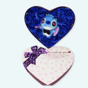 Voici la peluche Stitch coffret amour, qui est adorable ! Cette petite peluche est trop mignonne dans sa petite boîte, bien au chaud, entouré de jolies roses bleues. Offrez-le à la personne que vous aimez et montrez à quel point elle vous est chère ! Cadeau parfait pour les amoureux !