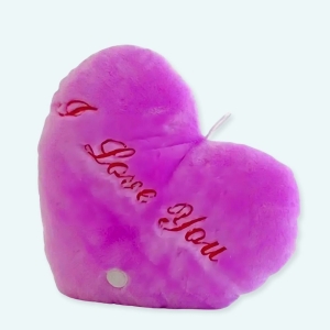 Voici notre magnifique peluche oreiller violet I Love You, qui est trop mimi ! Cette peluche oreiller peut être offerte pour la Saint-Valentin ou pour une date spéciale pour vous. La personne qui recevra ce cadeau pourra s'endormir dessus le soir, en pensant à l'amour que vous portez pour lui/elle !