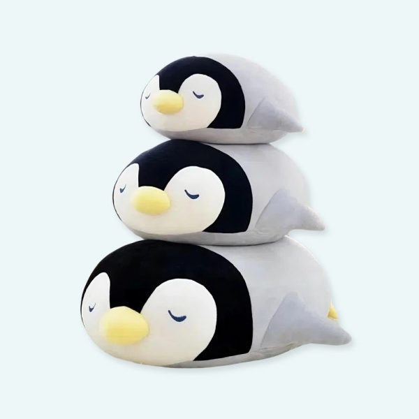 Voici la peluche pingouin dodo, qui est si mignonne ! Cette petite peluche est si jolie, mais aussi toute douce ! Vous adorerez lui faire de gros câlin et la serrer dans vos bras avant de vous endormir ! Tout le monde aime les pingouins ! De plus, il est facile à nettoyer.