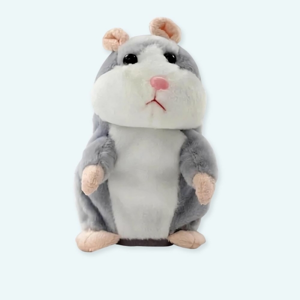 Ce jouet est un hamster tout doux avec des pelages fantastiques. La peluche hamster gris est trop mimi avec son adorable bouille. Ses petits yeux noirs demandent avec amour un gros câlin à votre enfant. Hamster Peluche Gris Parlant est un jouet pour les enfants à partir de 3 ans.